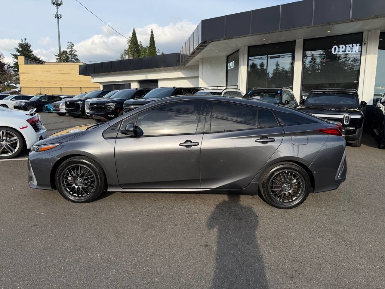 Used 2017 Toyota Prius Prime Advanced FWD image 2