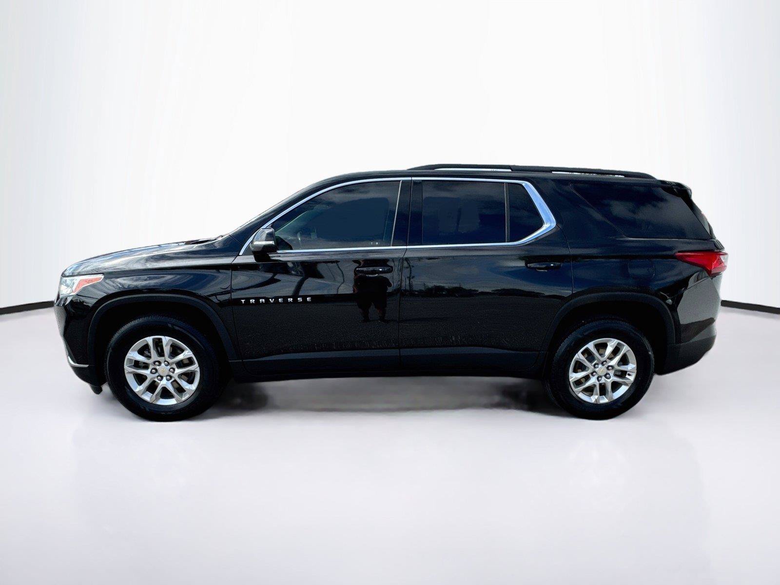 Used 2021 Chevrolet Traverse LT FWD image 2