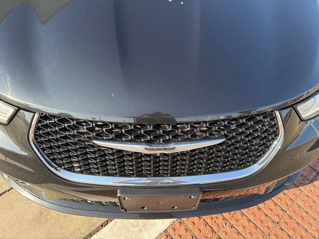 Used 2023 Chrysler Pacifica Touring-L FWD image 13