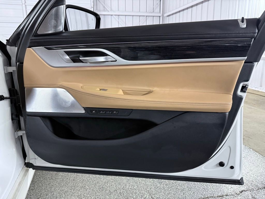 Used 2022 BMW 750i xDrive w/ Executive Package image 32