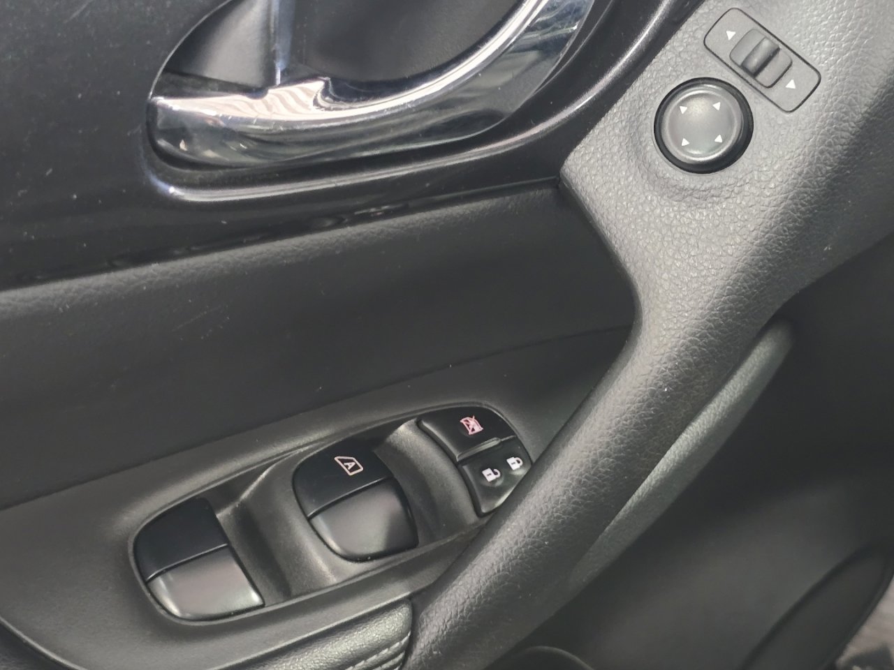 Used 2020 Nissan Rogue SV image 24