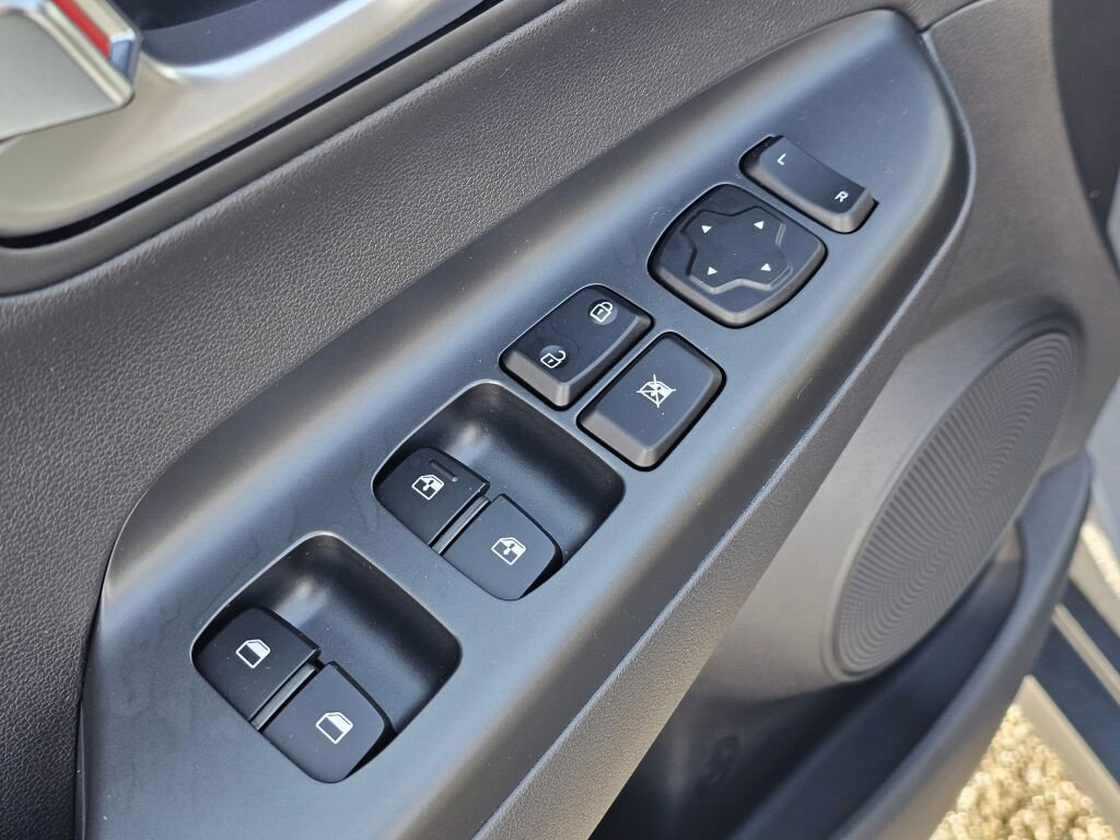 Used 2023 Hyundai Kona SE image 30