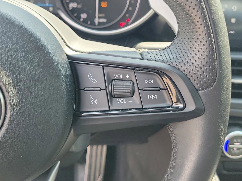 Used 2022 Alfa Romeo Giulia Veloce RWD image 17