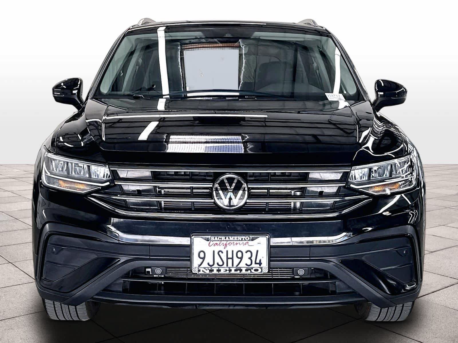 Used 2023 Volkswagen Tiguan SE w/ Panoramic Sunroof Package FWD image 2