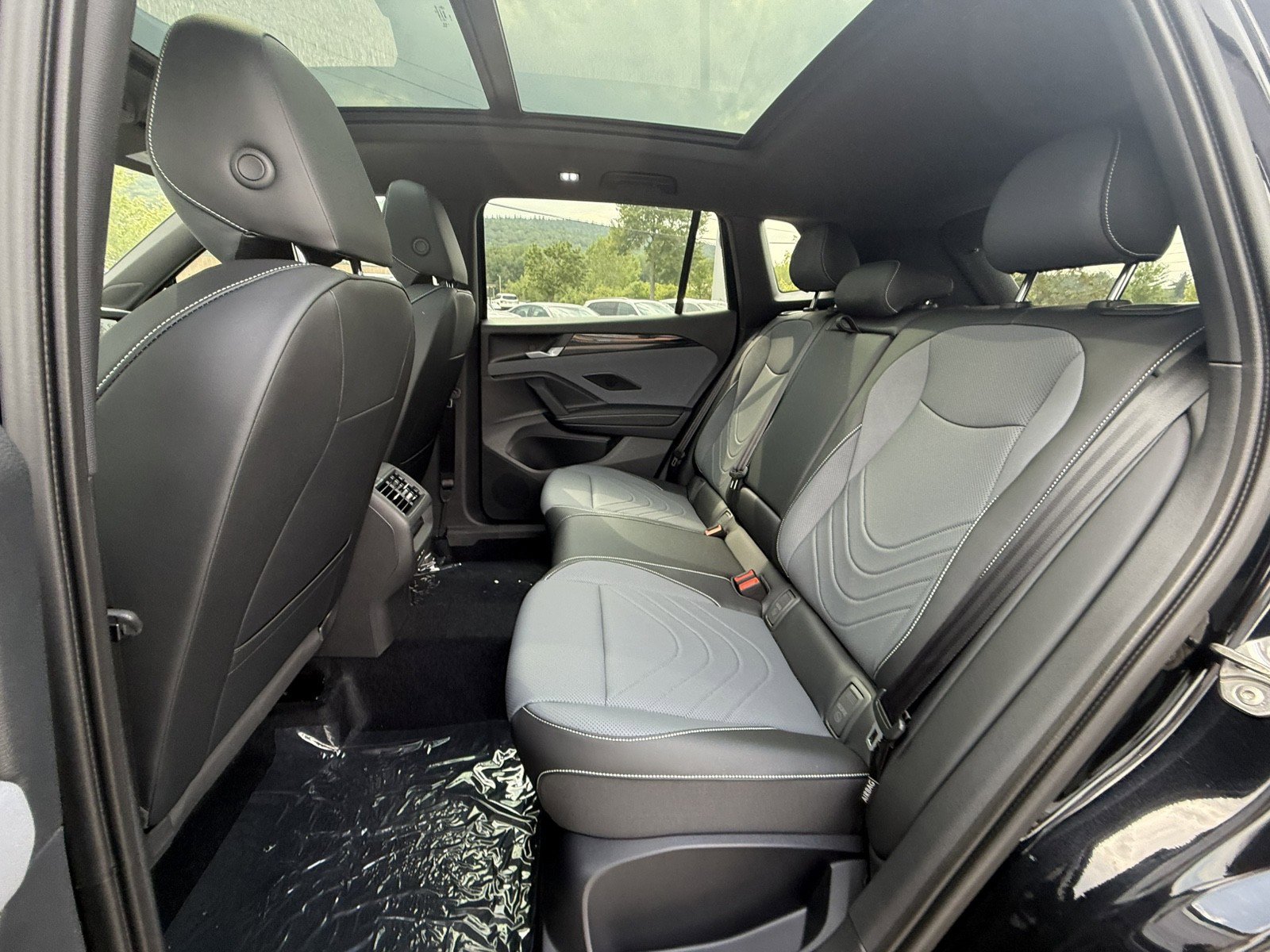 New 2025 Volkswagen Tiguan SE R-Line image 20