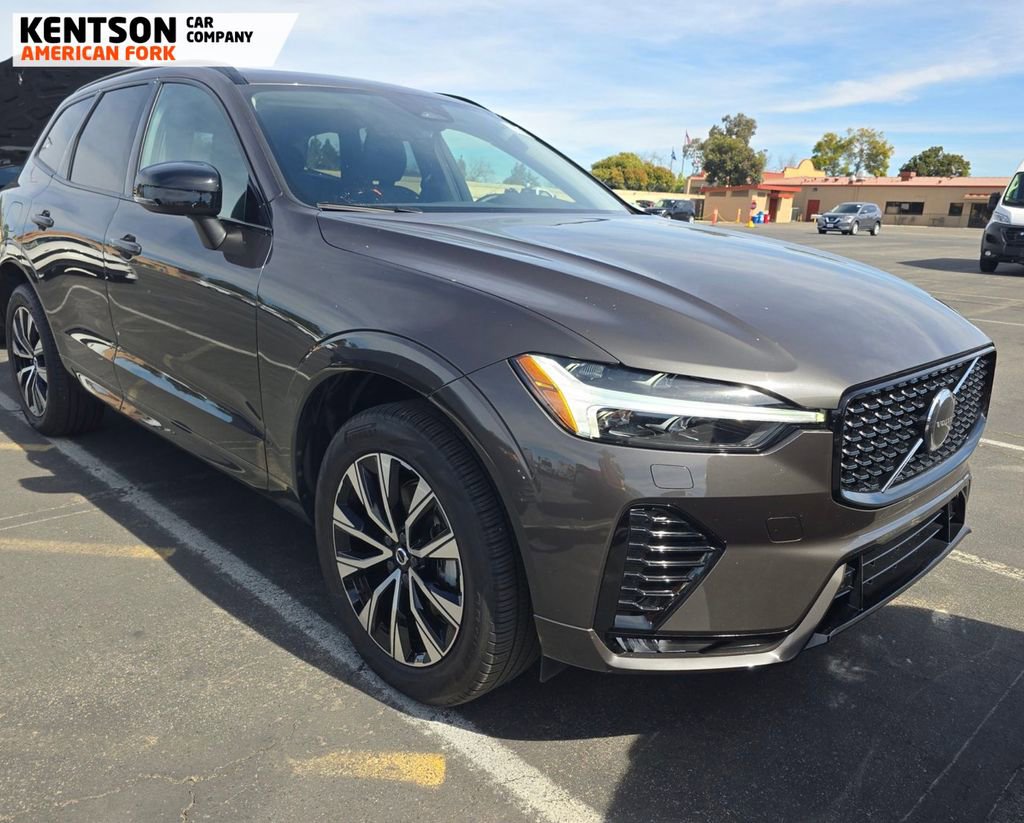 Used 2025 Volvo XC60 B5 Core image 2