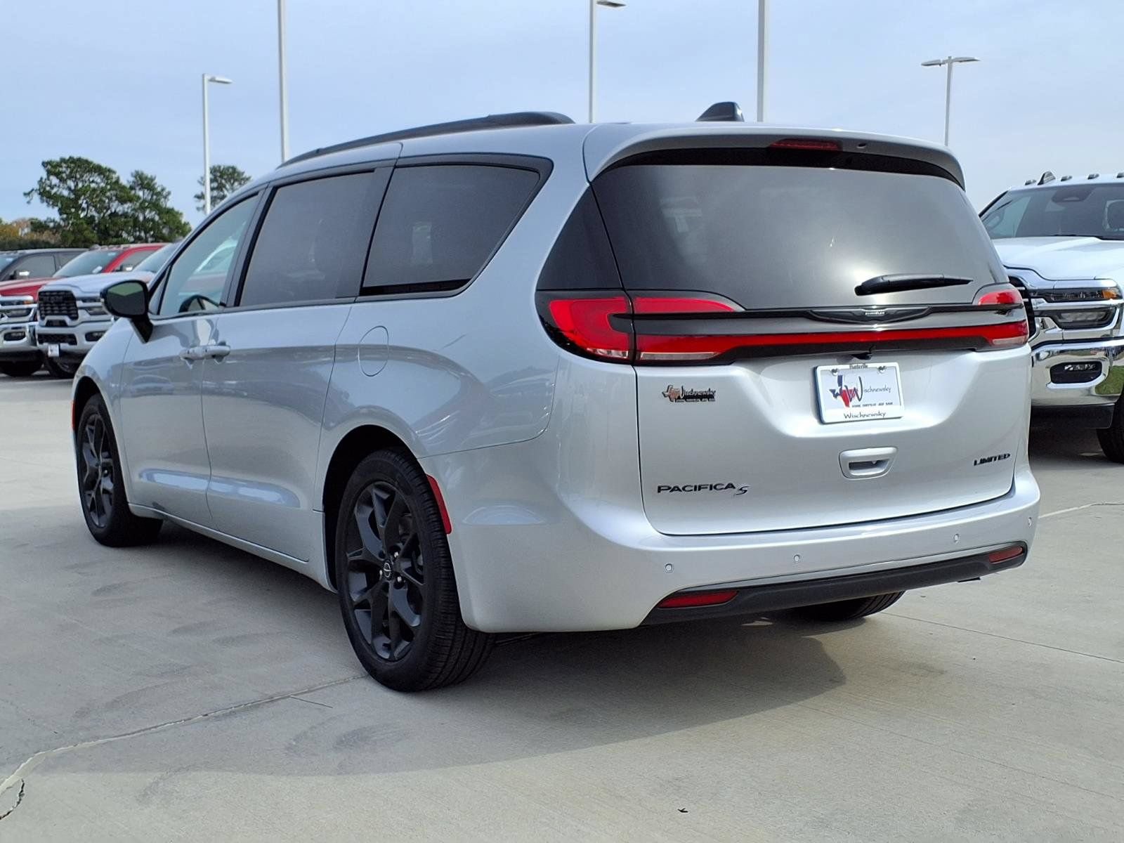 New 2026 Chrysler Pacifica Limited w/ S Appearance Package FWD image 2