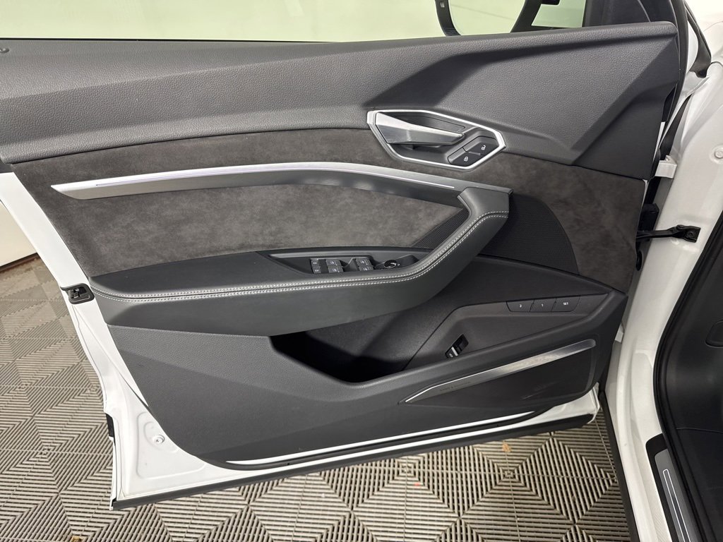 Used 2021 Audi e-tron Prestige w/ Prestige Package image 23