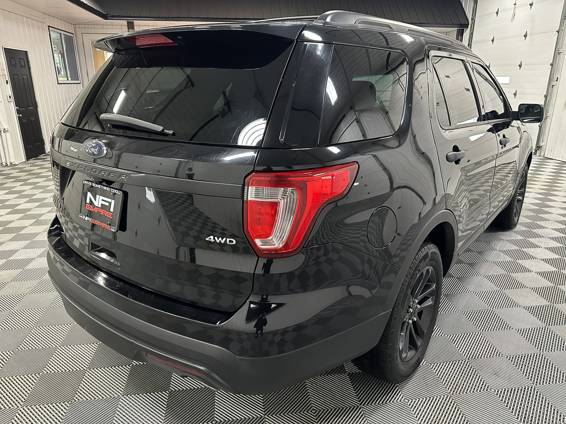 Used 2017 Ford Explorer XLT image 8