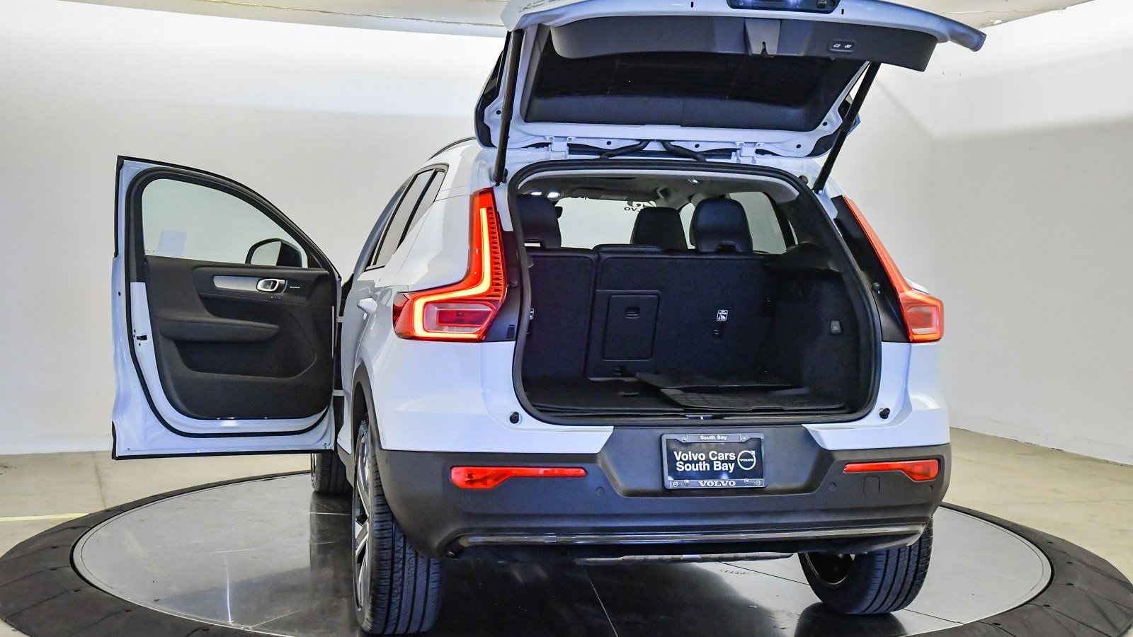 Certified 2025 Volvo XC40 B5 Plus w/ Climate Package image 30