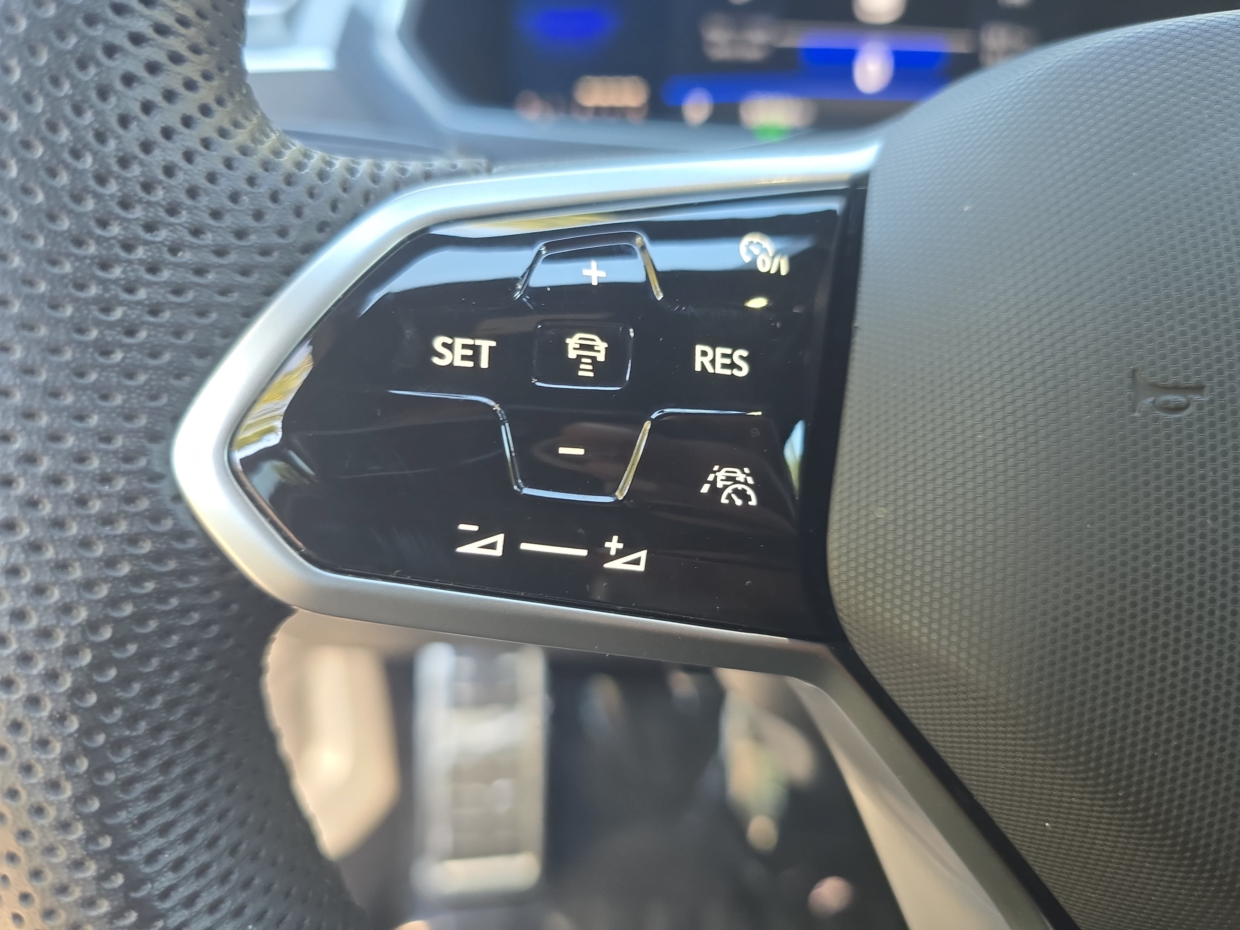 Certified 2022 Volkswagen Tiguan SE R-Line FWD image 18