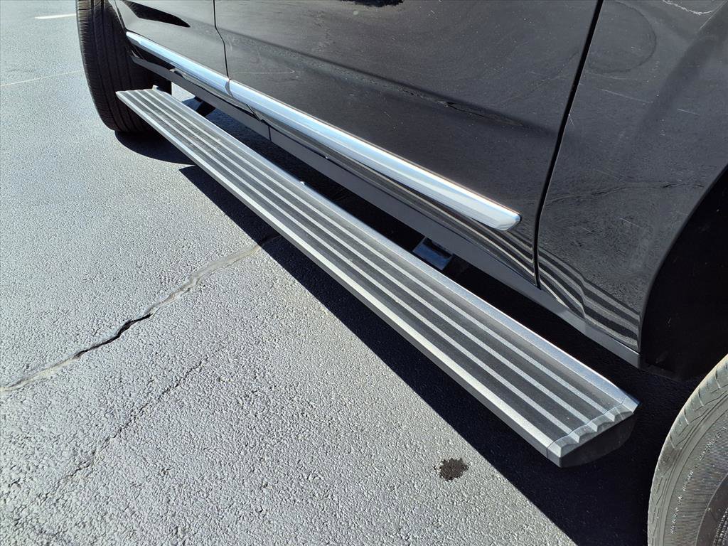 Used 2022 GMC Yukon XL Denali w/ Denali Premium Package image 3