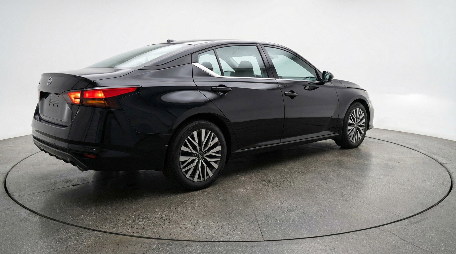 Used 2025 Nissan Altima 2.5 SV image 9