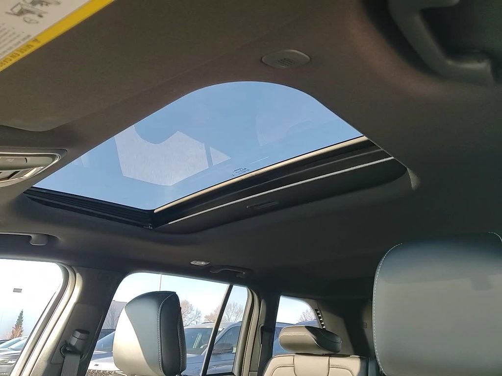 New 2025 Jeep Grand Cherokee Altitude image 17