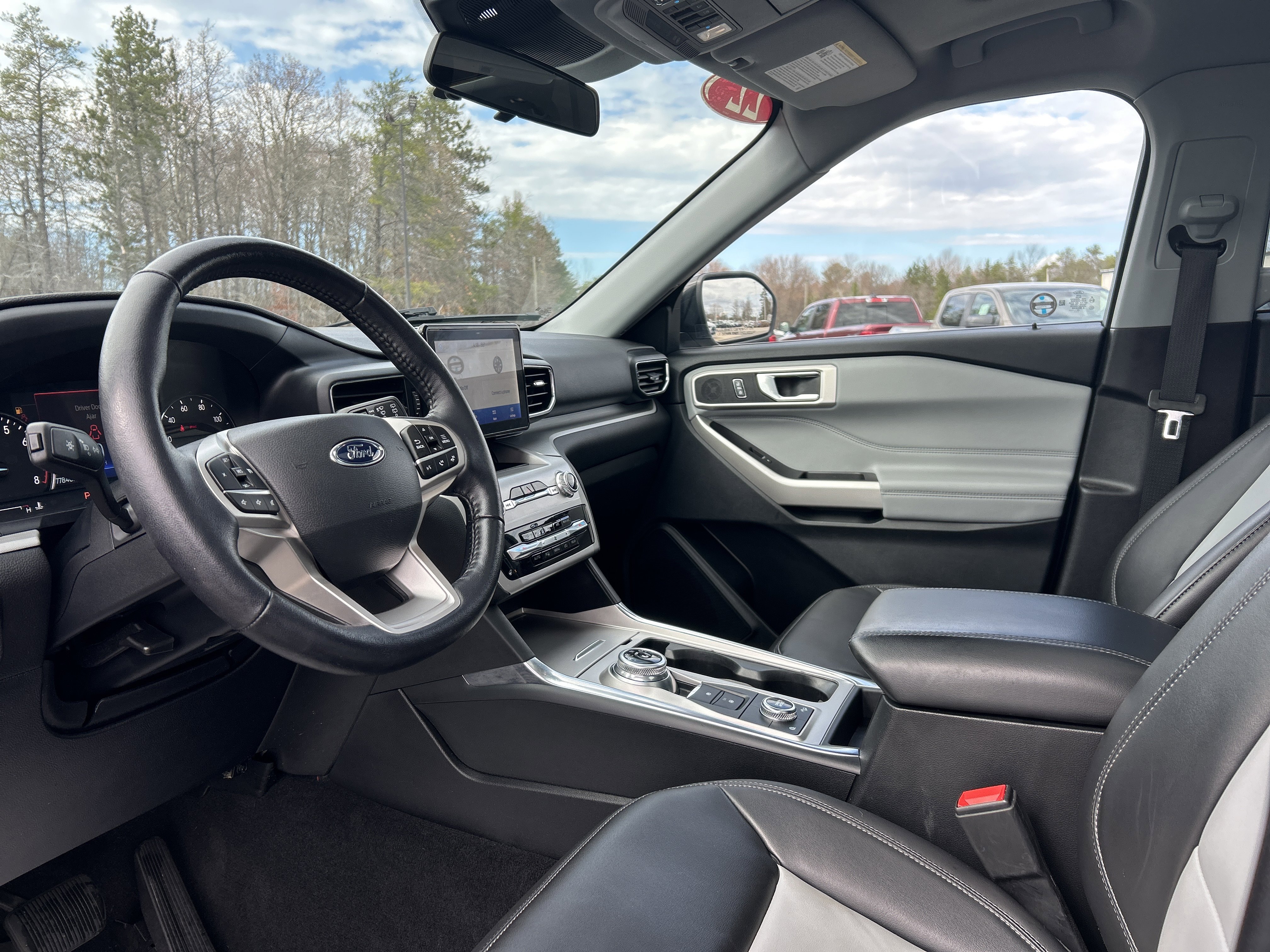 Used 2022 Ford Explorer XLT w/ XLT Sport Appearance Package image 13