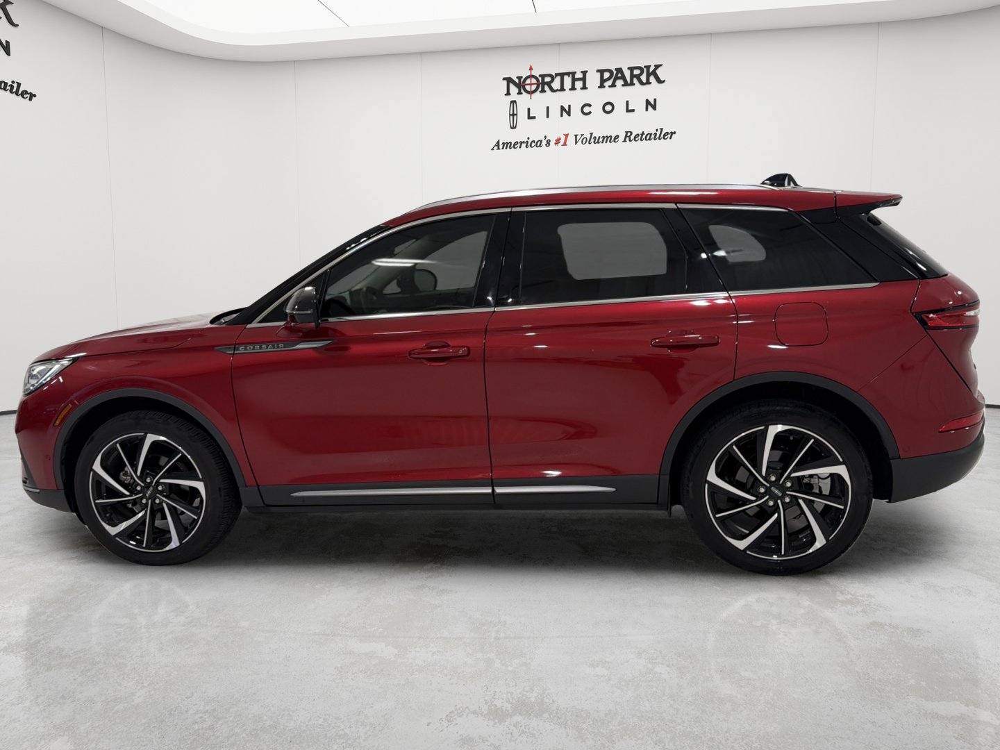 Used 2024 Lincoln Corsair Reserve w/ Equipment Group 202A FWD image 2