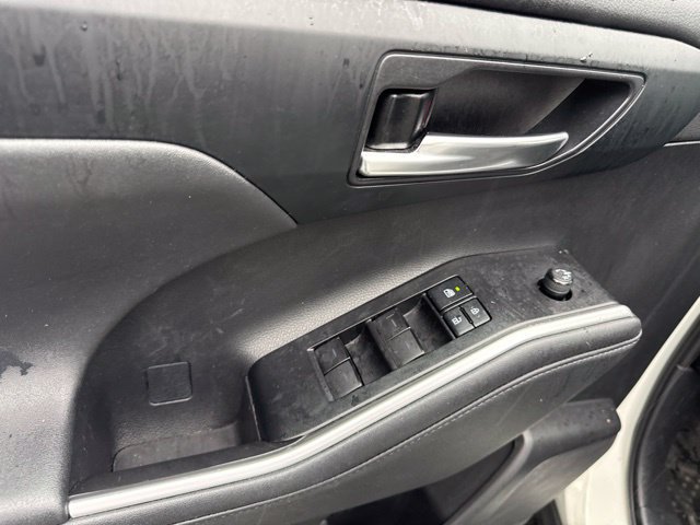 Used 2021 Toyota Highlander XLE AWD/4WD image 19