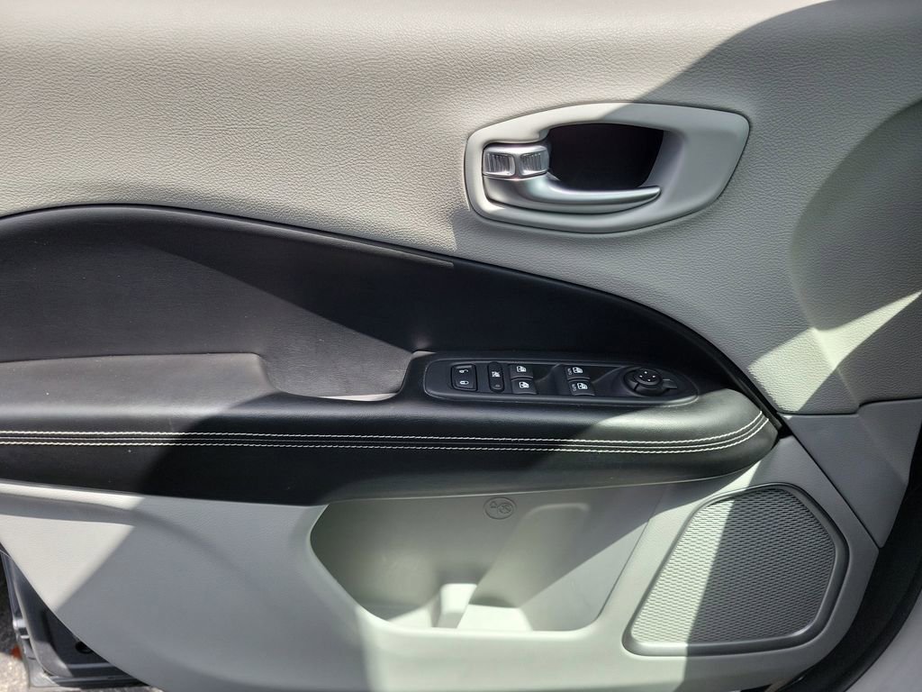 Used 2018 Jeep Compass Latitude image 29