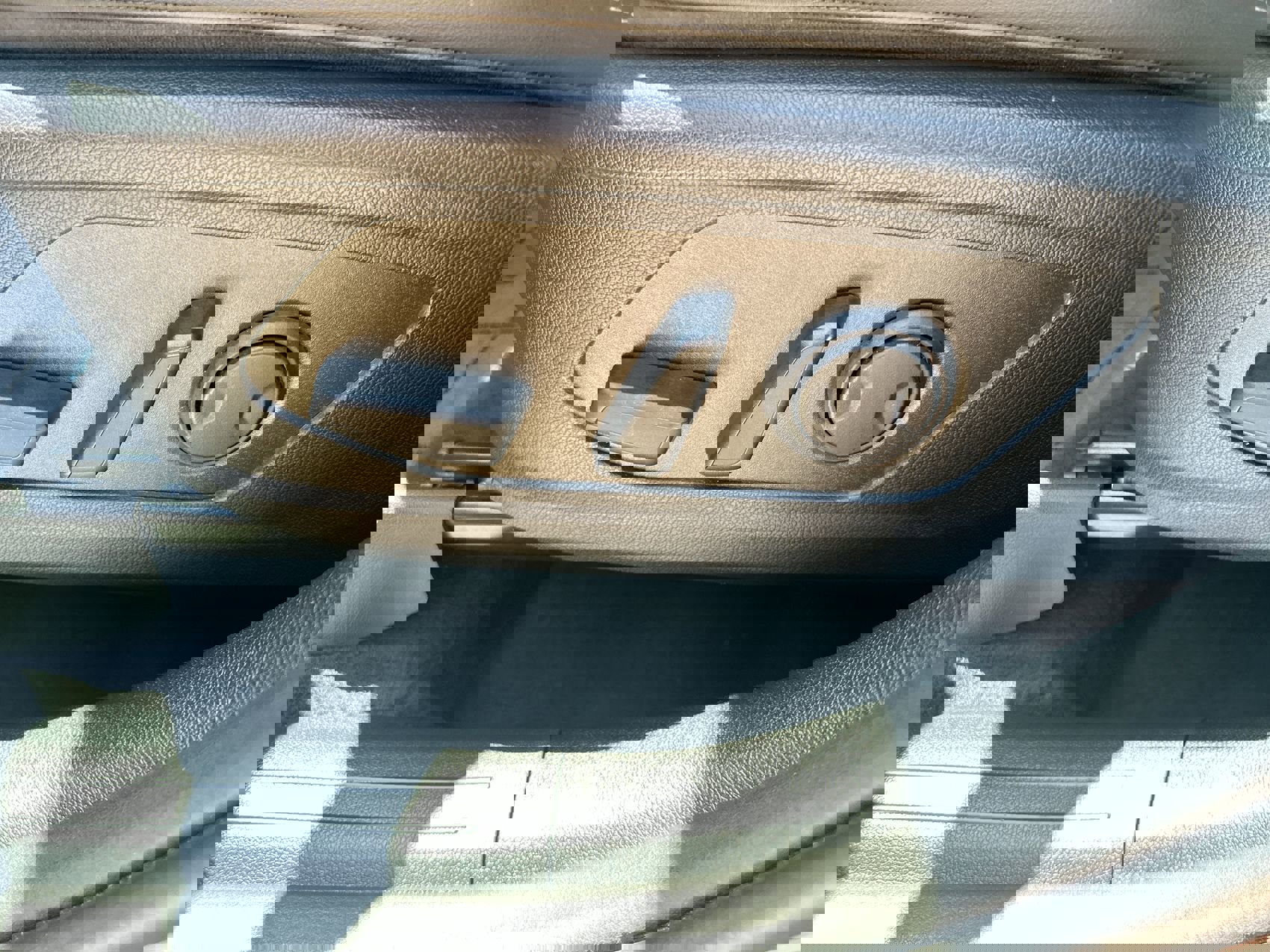 Used 2025 Kia Sorento EX w/ Panoramic Sunroof Package image 12