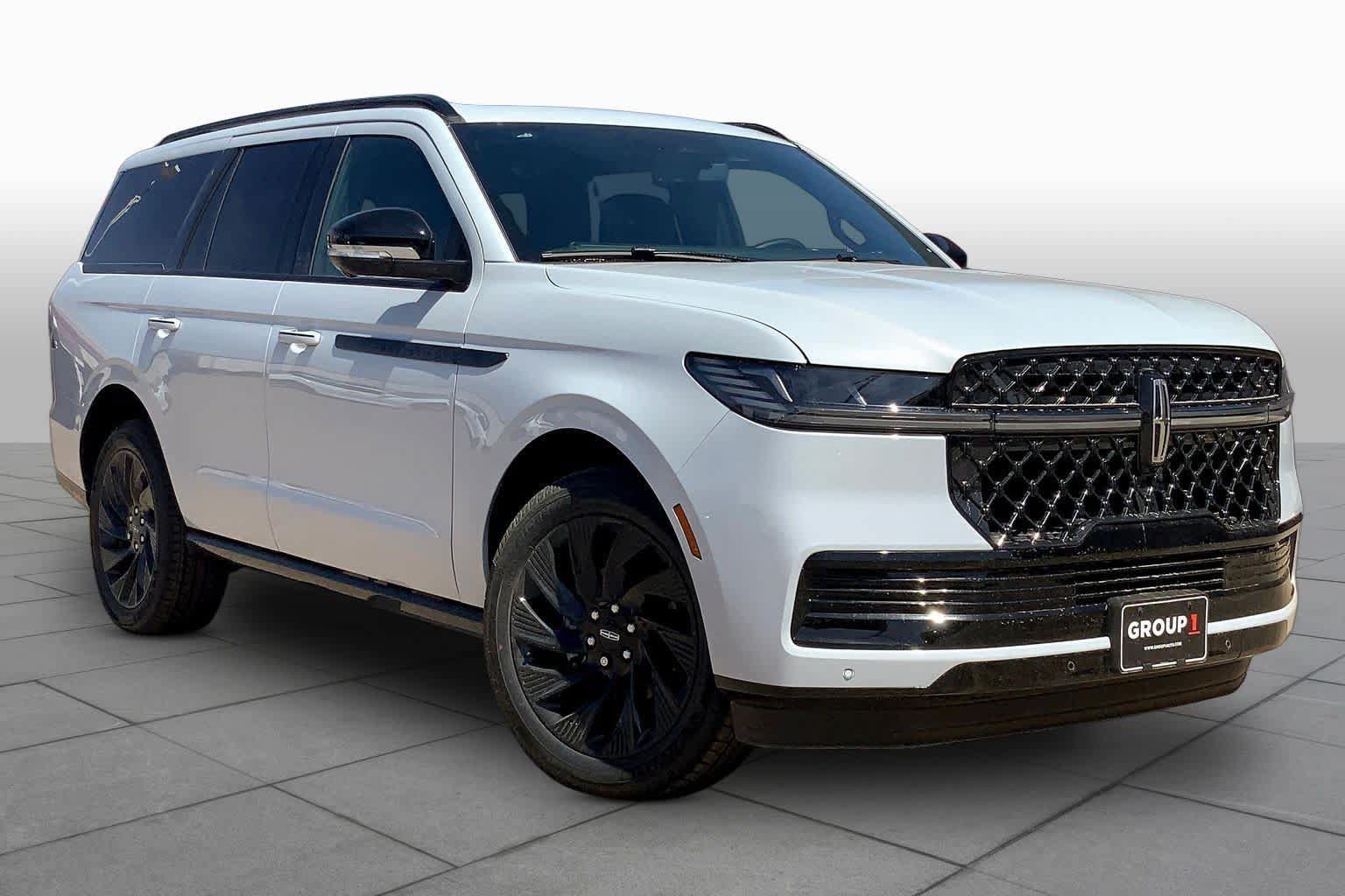 New 2026 Lincoln Navigator Reserve w/ Jet Appearance Package AWD/4WD image 2