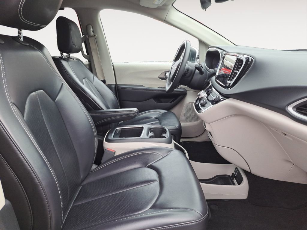 Used 2023 Chrysler Pacifica Touring-L image 15