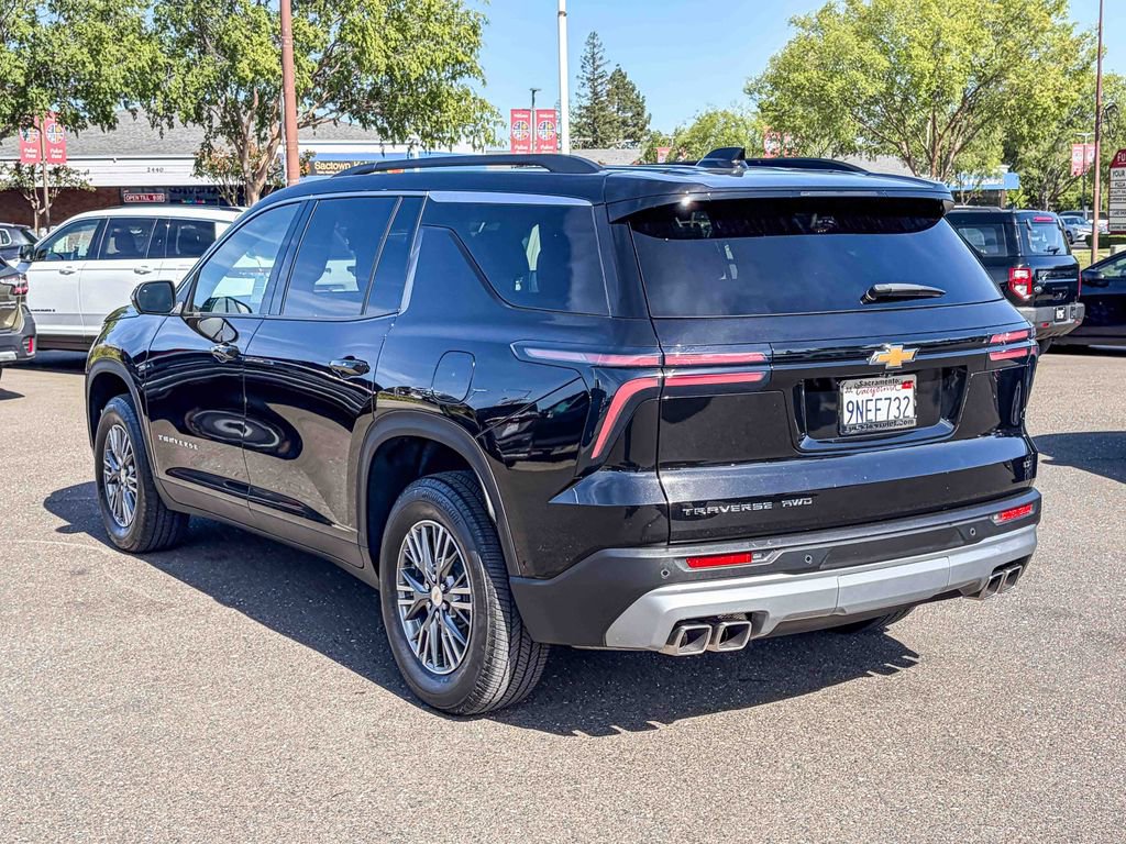 Used 2024 Chevrolet Traverse LT w/ Enhanced Driving Package image 2