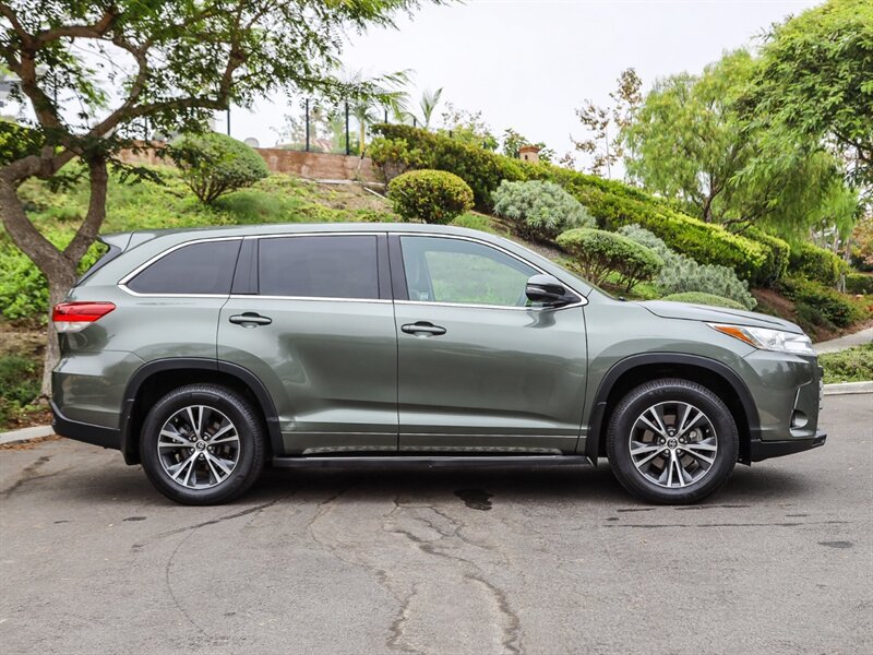 Used 2017 Toyota Highlander LE AWD/4WD image 6
