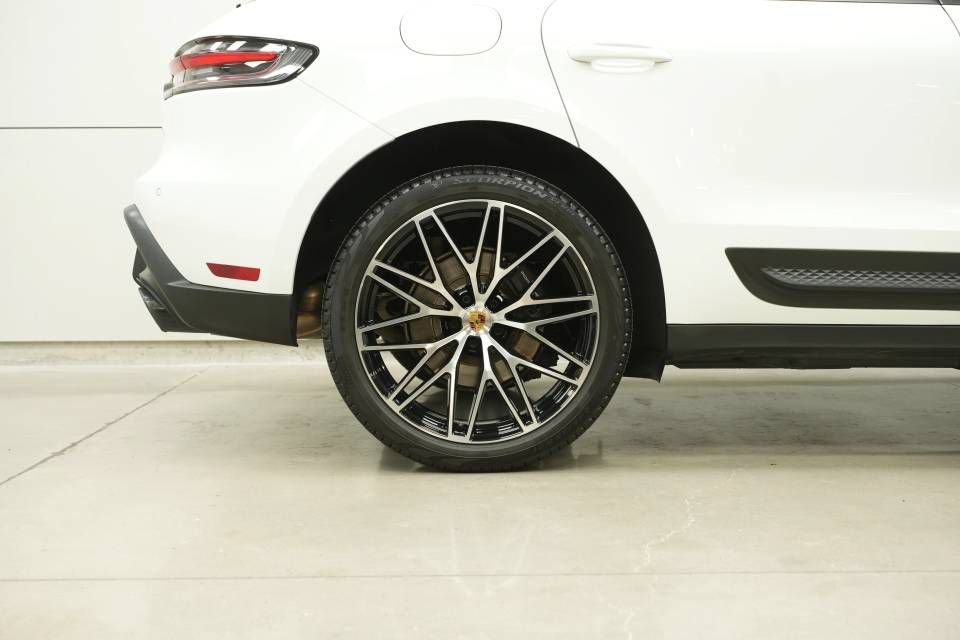 Certified 2026 Porsche Macan AWD/4WD image 43