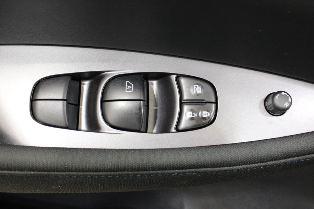 Used 2025 Nissan Leaf S FWD image 17