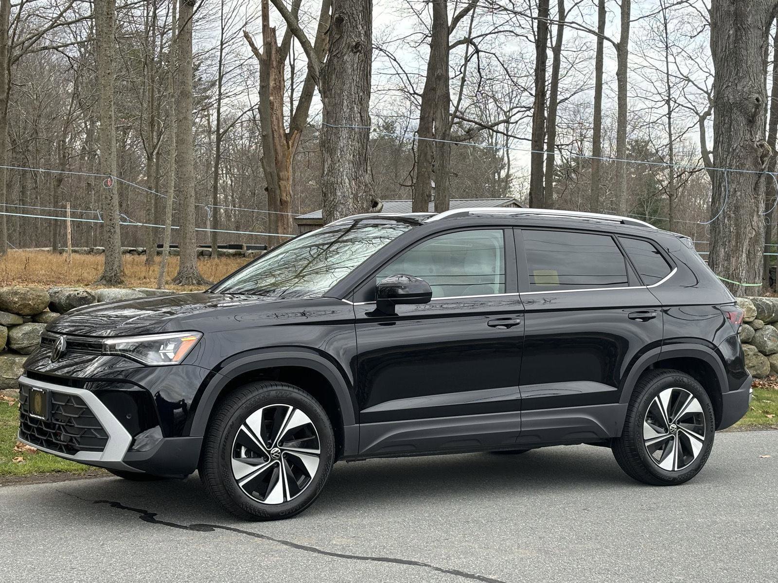 Used 2025 Volkswagen Taos SE w/ Panoramic Sunroof Package image 8