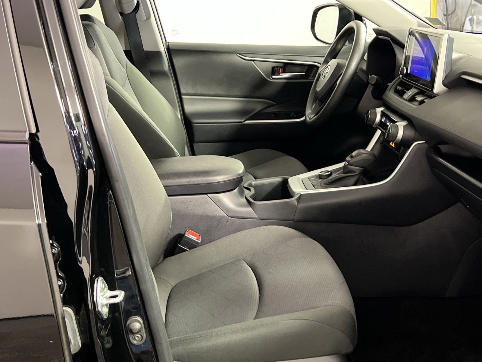 Used 2025 Toyota RAV4 XLE image 28