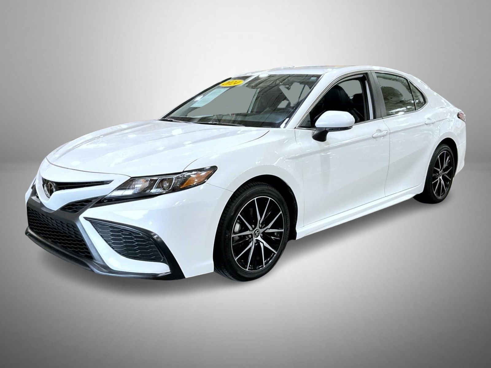 Used 2024 Toyota Camry SE image 1