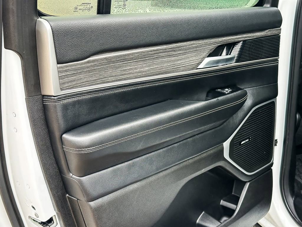 Used 2024 Jeep Wagoneer L Series III w/ Flexible Seating Group image 28