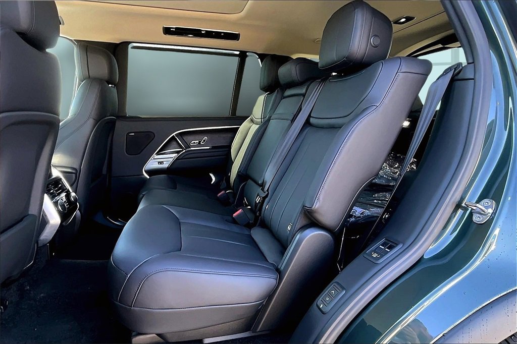 New 2025 Land Rover Range Rover Long Wheelbase SE image 10