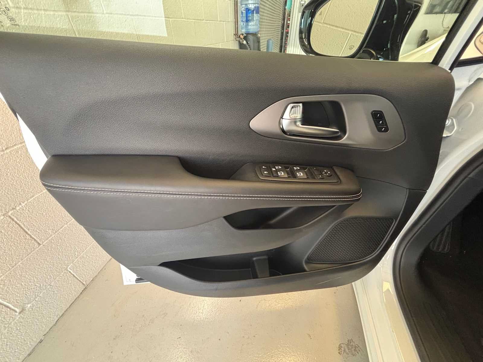 New 2027 Chrysler Pacifica Select FWD image 16
