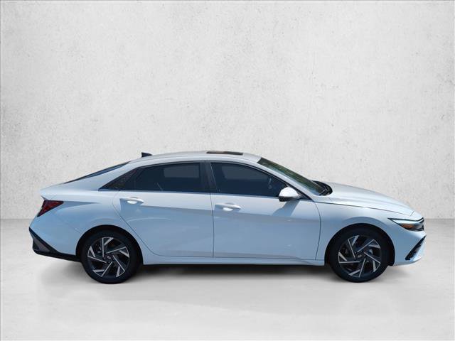 Certified 2025 Hyundai Elantra Limited FWD image 4