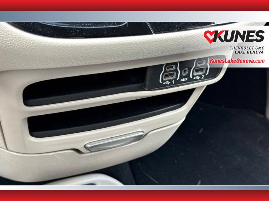 Used 2024 Chrysler Pacifica Touring-L FWD image 16
