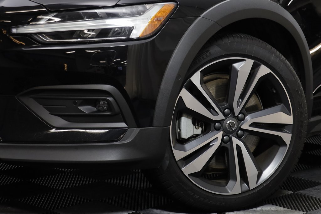 Used 2025 Volvo V60 B5 Cross Country Plus image 3