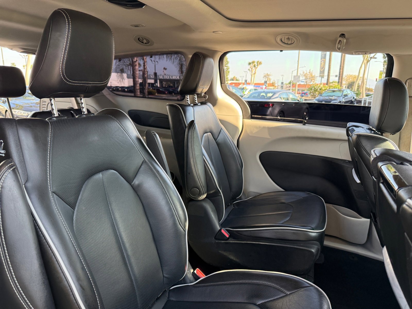 Used 2022 Chrysler Pacifica Limited w/ Uconnect Theater Family Group image 20