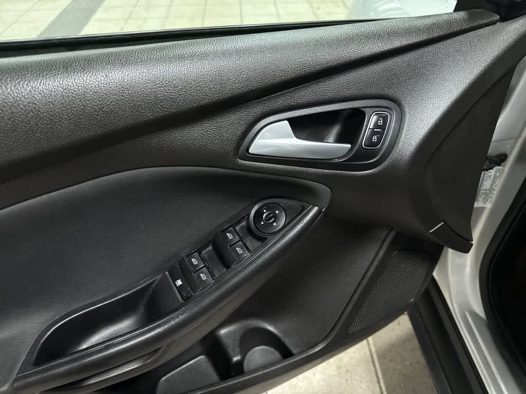 Used 2016 Ford Focus SE w/ SE Power Seat Package image 22