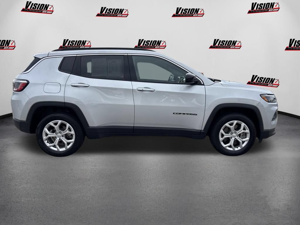 Used 2024 Jeep Compass Latitude AWD/4WD image 4