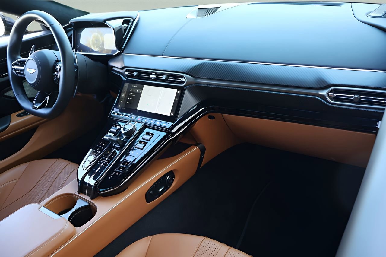 Used 2025 Aston Martin V8 Vantage Coupe RWD image 16