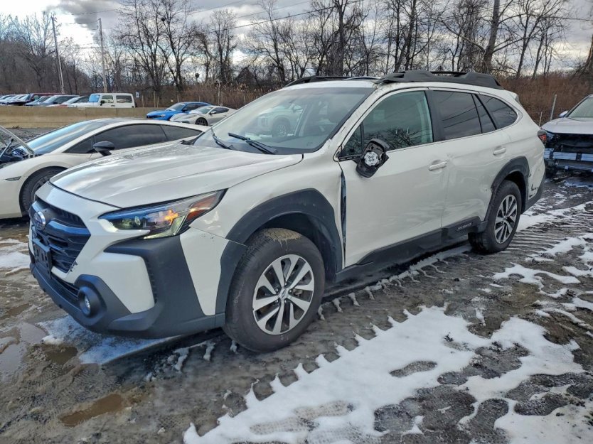 Used 2025 Subaru Outback Premium image 2