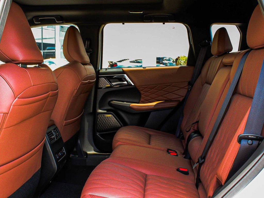 New 2025 Mitsubishi Outlander SEL image 32