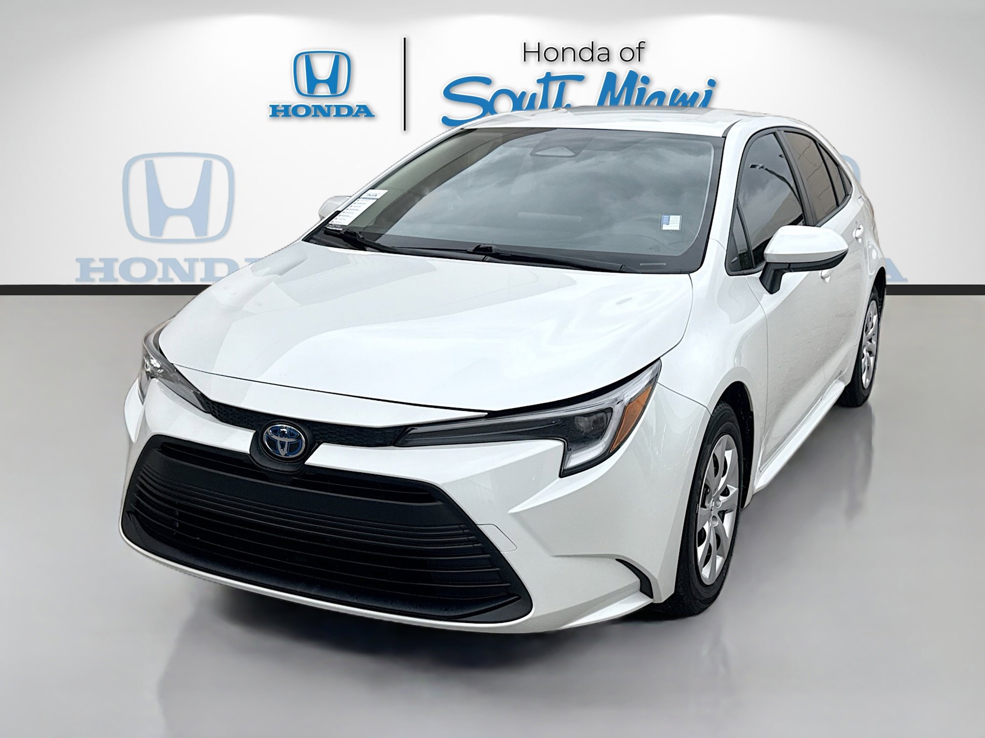 Used 2025 Toyota Corolla LE w/ Convenience Package image 3