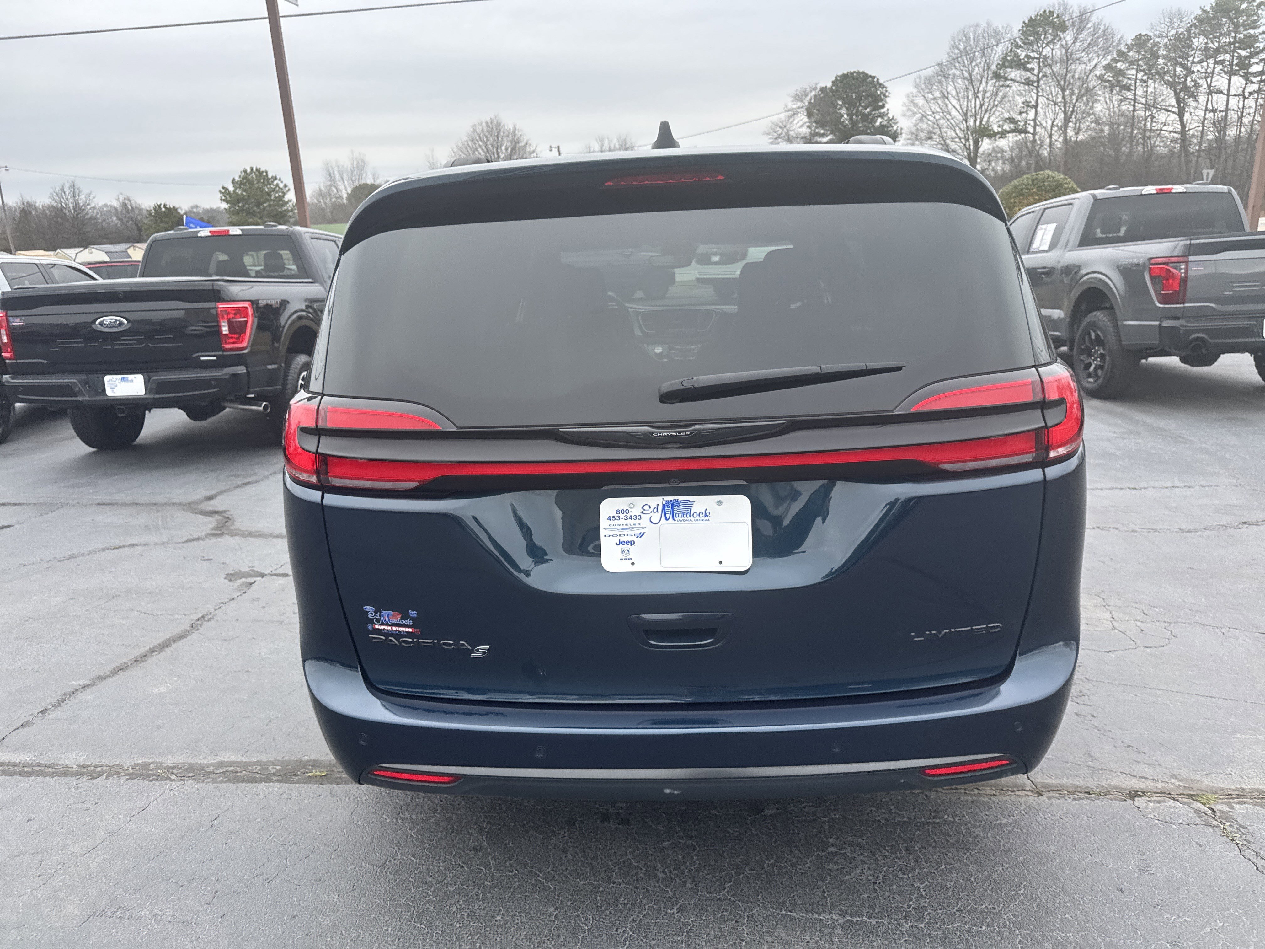 Used 2025 Chrysler Pacifica Limited image 6