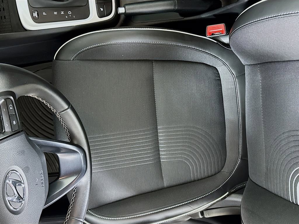 Used 2023 Hyundai Venue Limited image 20