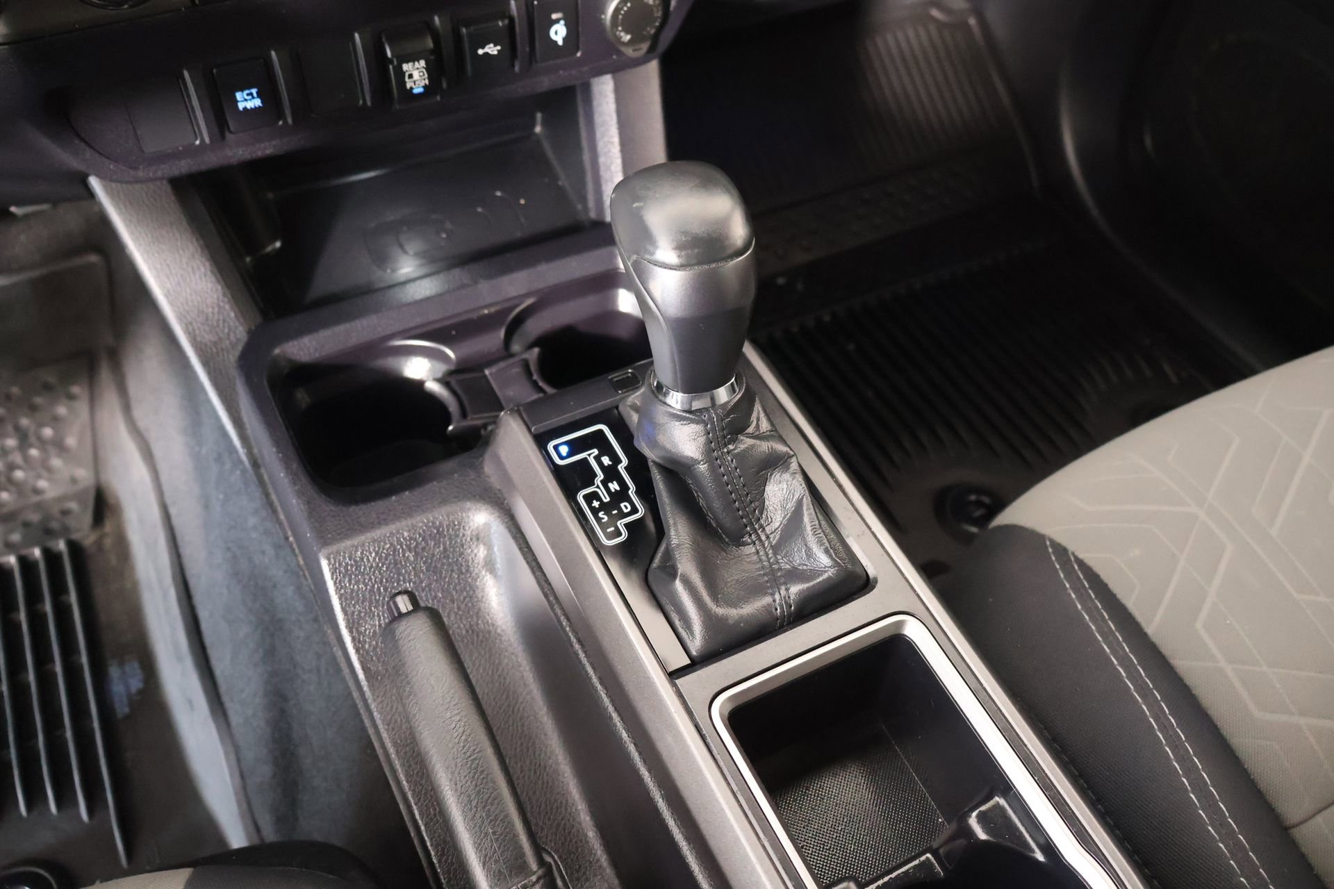 Used 2022 Toyota Tacoma TRD Off-Road AWD/4WD image 8