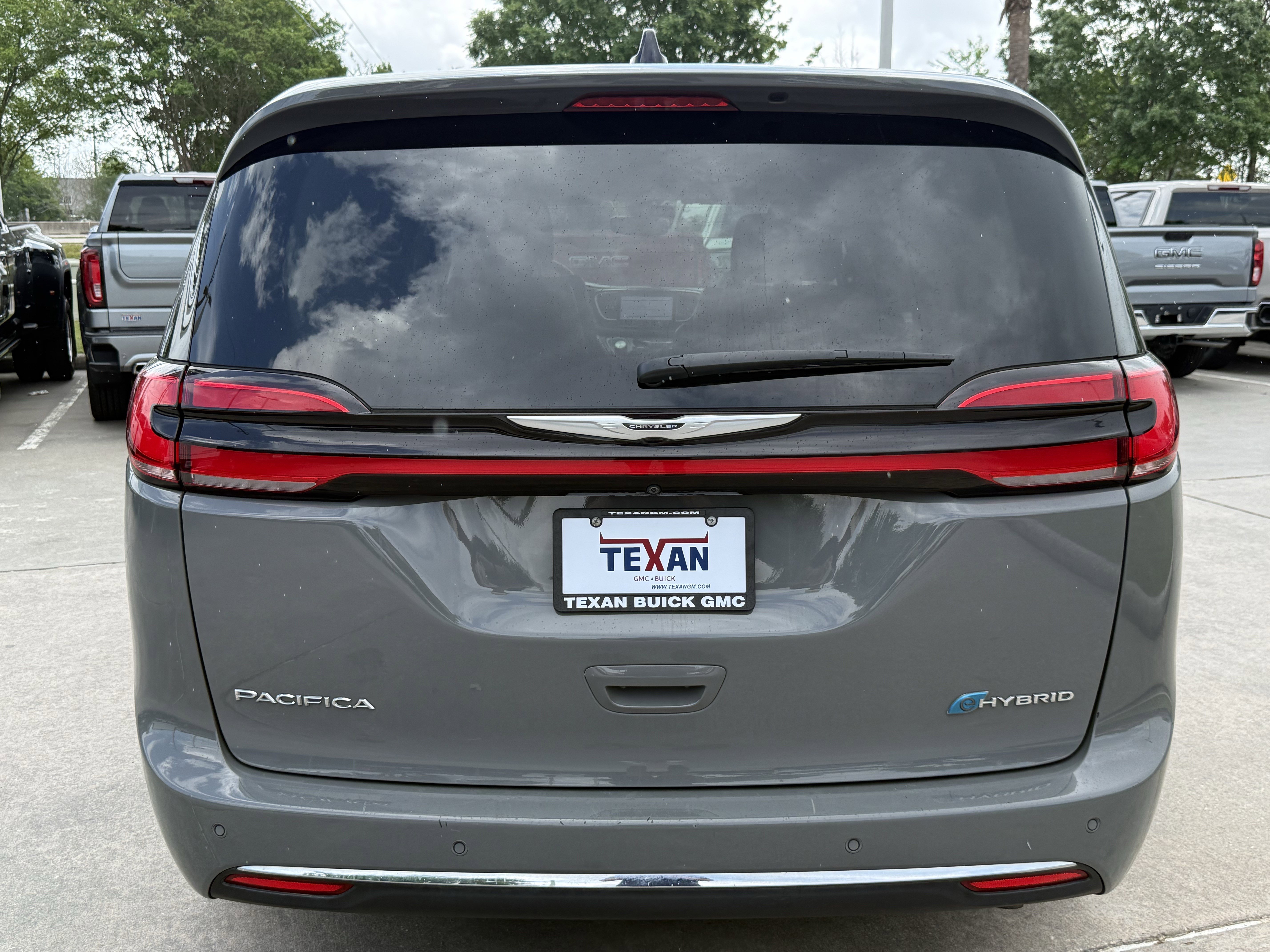 Used 2023 Chrysler Pacifica Touring-L image 6