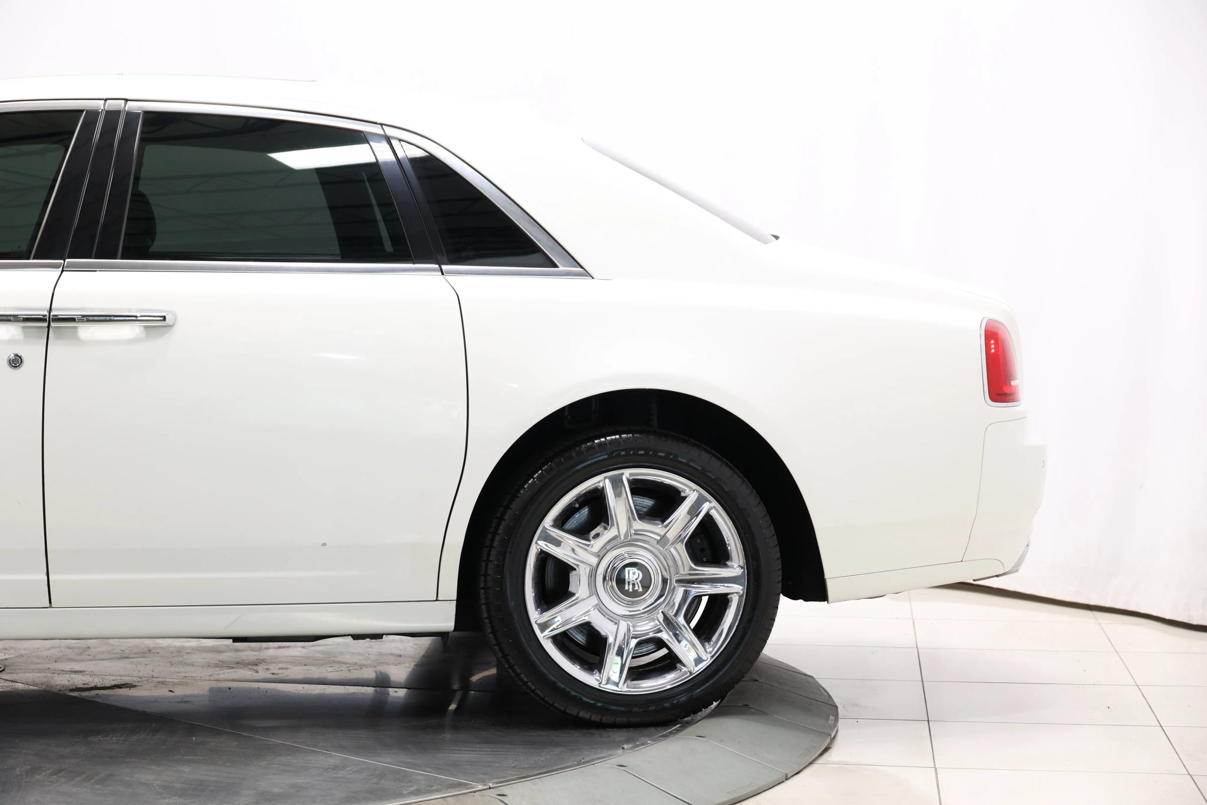 Used 2013 Rolls-Royce Ghost RWD image 9